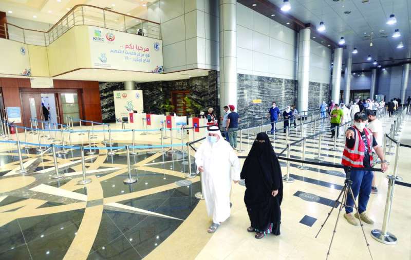 انسيابية في مركز التطعيم بأرض المعارض 	 (تصوير أسعد عبدالله)