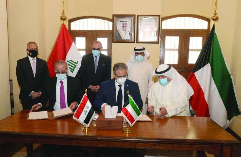 جانب من توقيع اتفاقية التسليم بين الكويت والعراق بوجود ممثل الأمم المتحدة