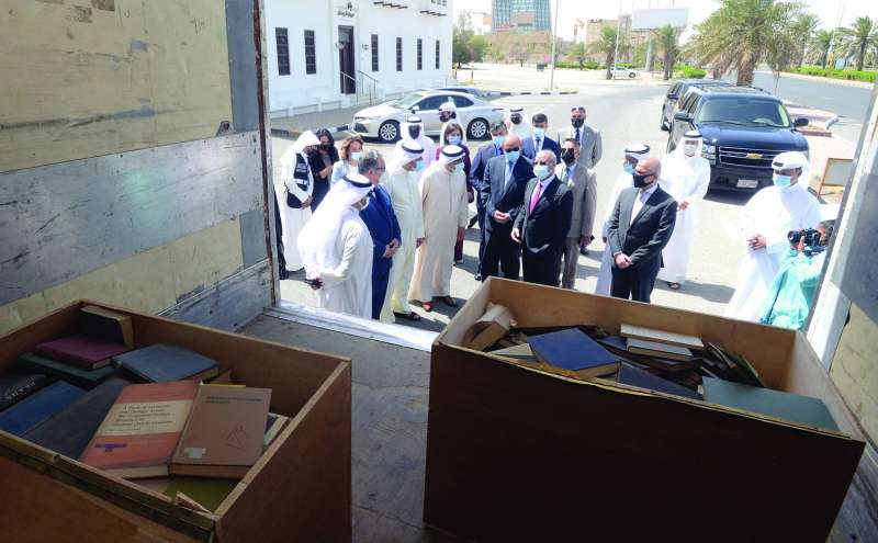 ممثلو الكويت والعراق والأمم المتحدة أمام صناديق الممتلكات والأرشيف المستعاد	(تصوير أسعد عبدالله)