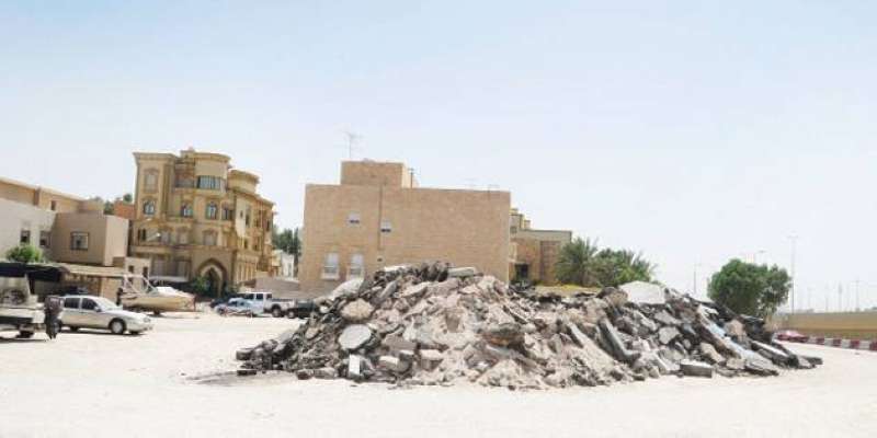 أنقاض إنشائية في الساحات
