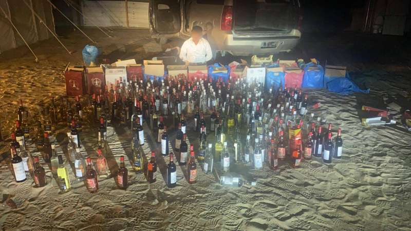 حارس الجاخور وأمامه المضبوطات