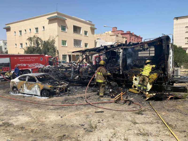 رجال الإطفاء أثناء إخماد الحريق