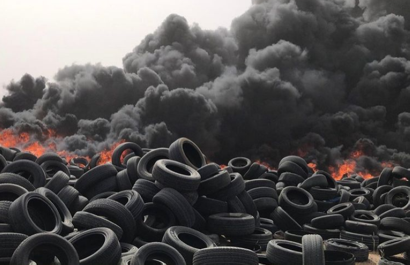 النيران مشتعلة في الإطارات