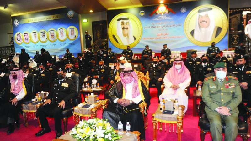 العلي متوسطاً النهام وكبار القادة الحضور في حفل التخريج                                                                                                                                                                  (تصوير سعود سالم)