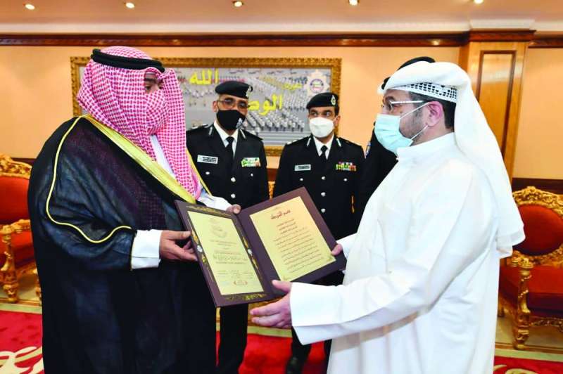 والد الطالب المتوفى سالم المطيري متسلماً شهادة رتبة ملازم بالمعاش التقاعدي