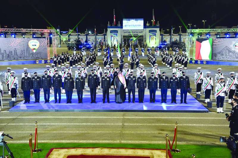 العلي والنهام وكبار القادة الأمنيين مع أوائل الضباط الخريجين