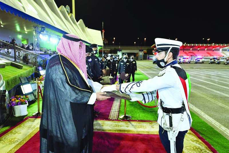 تسليم ضابط شهادته