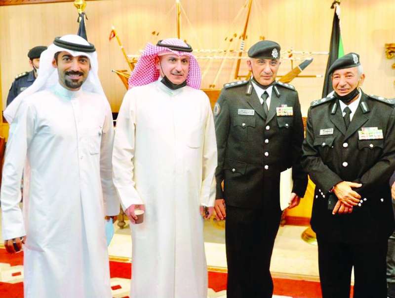 العقيد أحمد الشطي واللواء سالم الأحيمر والعقيد محمد قبازرد والزميل نايف كريم