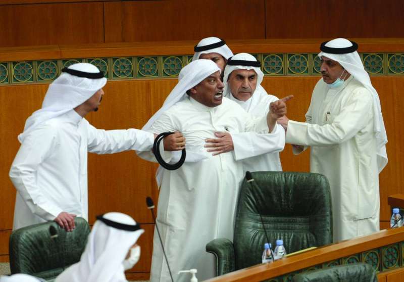 الحليلة منفعلاً خلال المشادة التي جرت بينه وبين الشلاحي