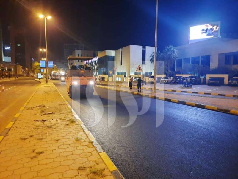 جانب من أعمال فرش الأسفلت