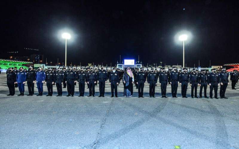 وزير الداخلية متوسطا الخريجين