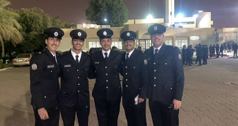 مجموعة من الضباط الخريجين بعد أداء القسم 