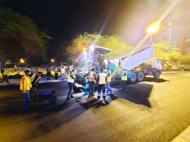 جانب من عمليات فرش الأسفلت