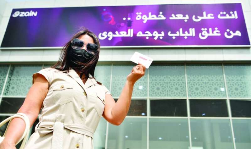 فرحة بإنجاز التطعيم (تصوير نايف العقلة)