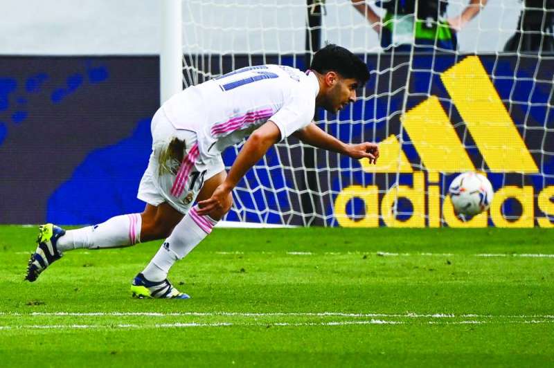 ماركو أسنسيو محتفلاً بهدفه في مرمى إيبار	 (أ ف ب)