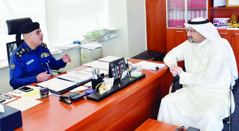 الأنصاري متحدثاً للزميل ناصر الفرحان 	(تصوير نايف العقلة)