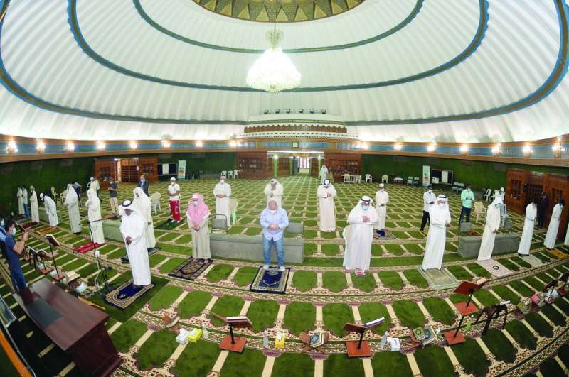 صلاة مع التباعد في أحد المساجد