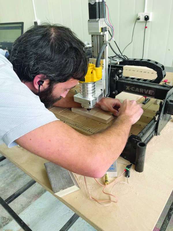 خلال تصنيع إحدى الألعاب الخشبية