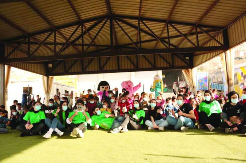 فريق «لوياك» مع الأطفال