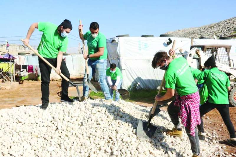 متطوعون يقومون بإصلاحات في المخيم