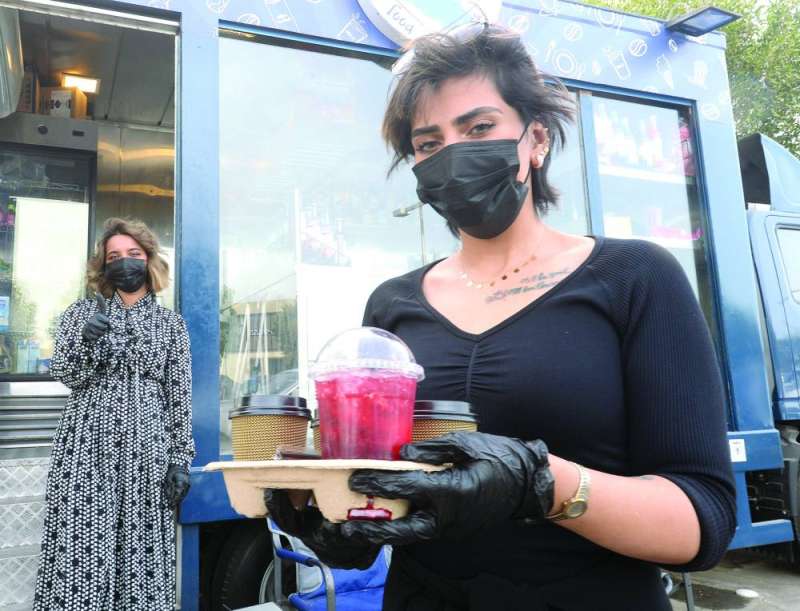 غالية... أمام عربتها