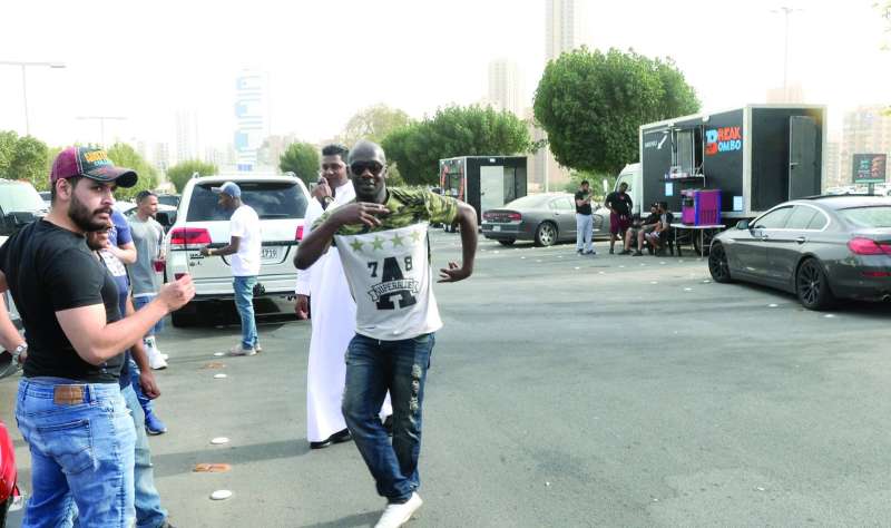 تواجد شبابي كبير أمام عربات «فود ترك»