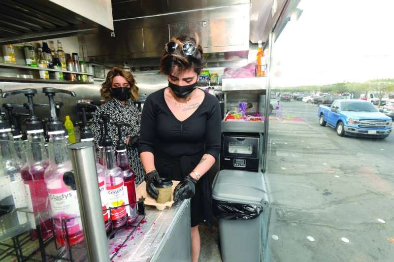 أنامل ناعمة كويتية تقود العمل في عربات «فود ترك» 	 (تصوير أسعد عبدالله)