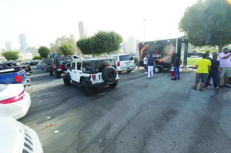 مواقع العربات تشهد تجمعات شبابية