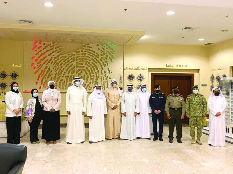 الجراح والعوفان يتوسّطان أعضاء مجلس أمناء مكتب الشهيد