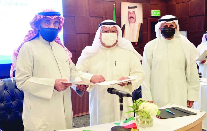 الجراح واليوسف عقب توقيع البروتوكول بحضور العوفان