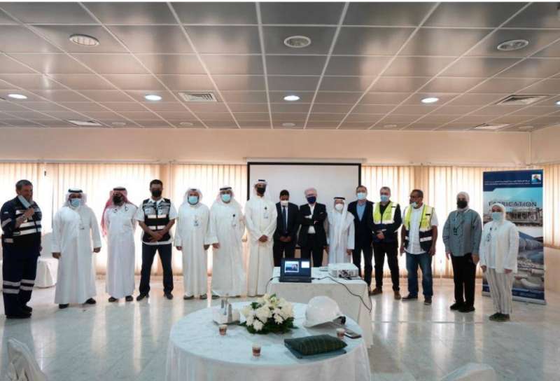 النوري والروضان والفريج يتوسطون مسؤولي محطة الصبية والشركة المنفذة للعقد