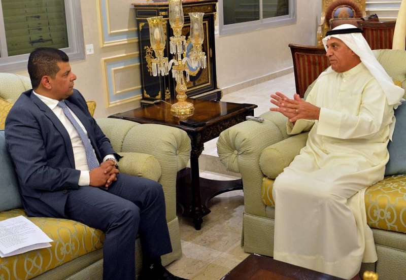 الحميضي متحدثاً مع الزميل رضا السناري (تصوير نايف العقلة)