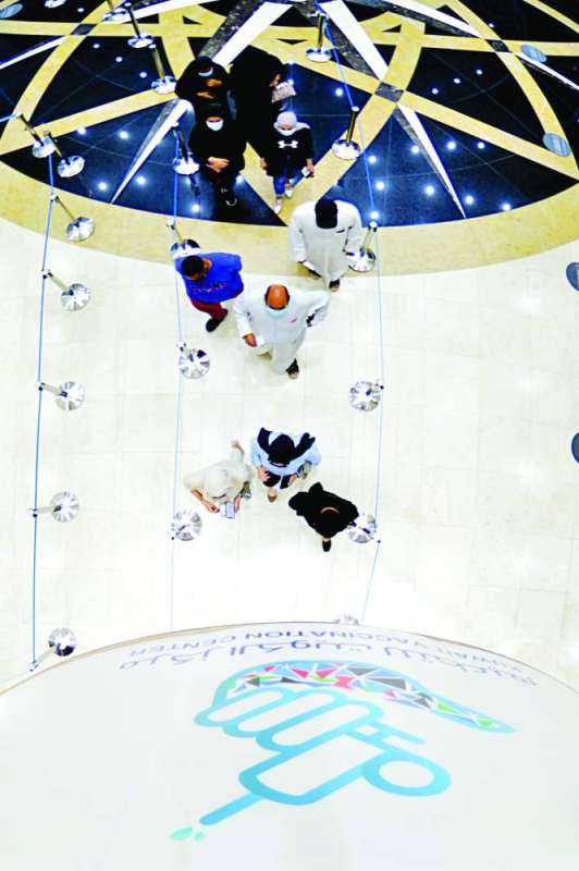 تباعد أثناء الانتظار للتطعيم في مركز أرض المعارض	 (تصوير نايف العقلة)