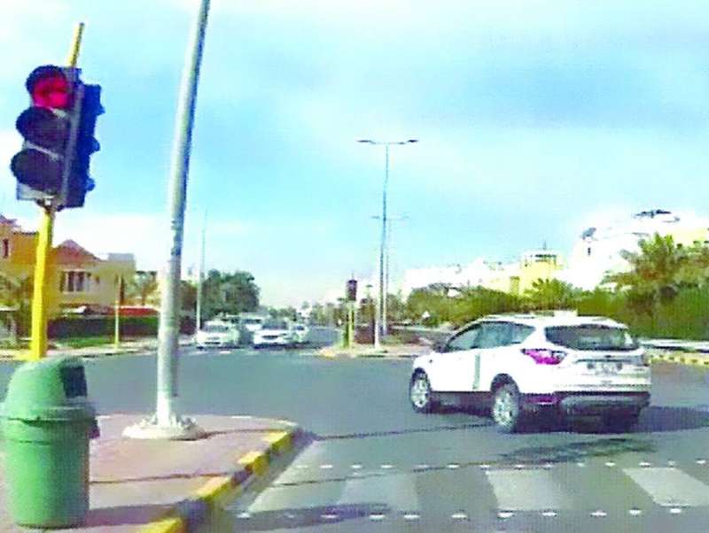 كاميرات المرور ترصد مخالفة كسر الإشارة الحمراء