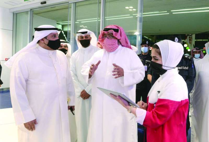 الوزير يعطي تعليماته وملاحظاته على طبيعة العمل