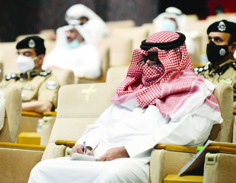 العلي يدوّن ملاحظات أثناء المؤتمر الصحافي