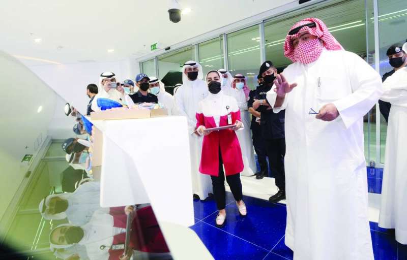 وزير الداخلية متفقداً مركز النافذة الواحدة 	(تصوير أسعد عبدالله)