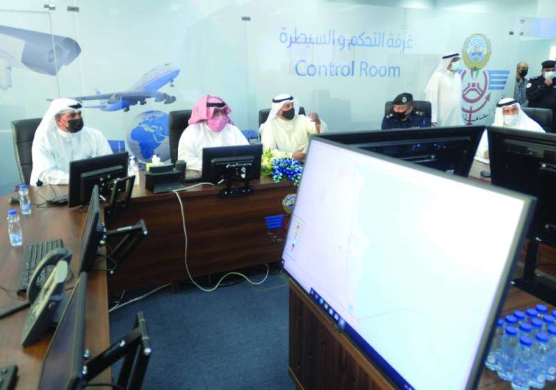 الوزير ومرافقوه في غرفة التحكم والسيطرة