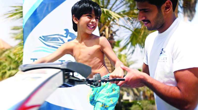 يوسف العيسى مع أحد الأطفال المتدربين