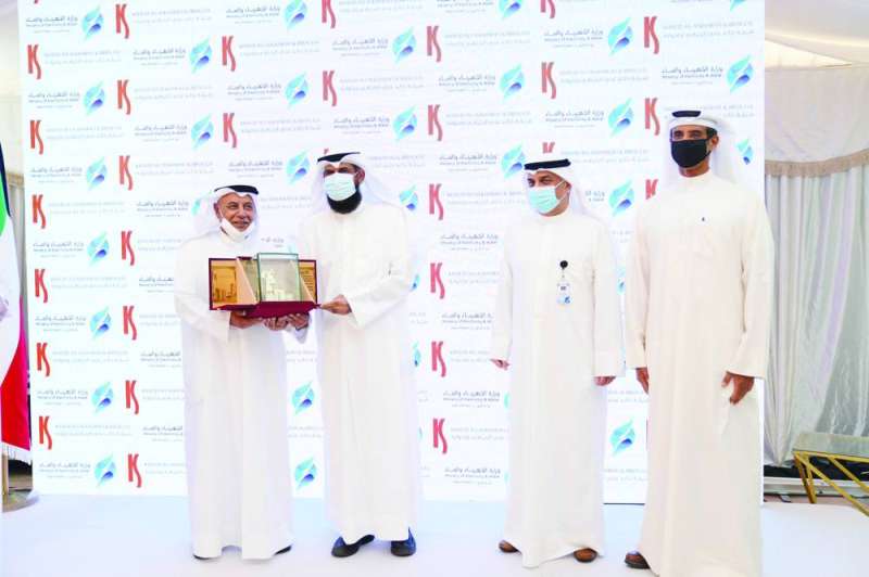 العتيبي يتسلم درعا تذكارية من ممثل الشركة المنفذة لمشروع الخزانات