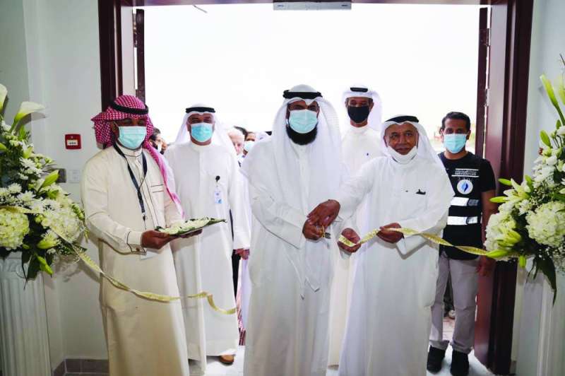 العتيبي خلال افتتاحه المشروع بحضور قياديي «الكهرباء»