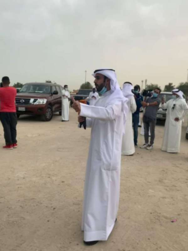 الهاجري خلال مشاركته في الاعتصام السلمي للمهندسين الكويتيين المجتازين للاختبارات 