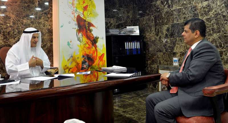 الجوعان متحدّثاً إلى الزميل رضا السناري (تصوير نايف العقلة)