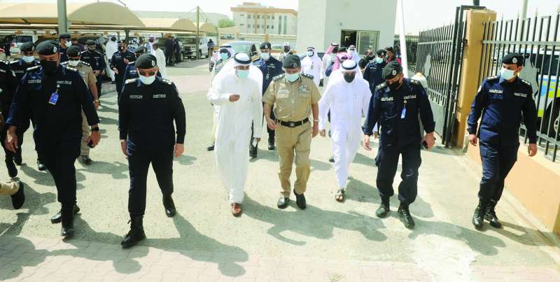 النهام وكبار المسؤولين خلال افتتاح المركز