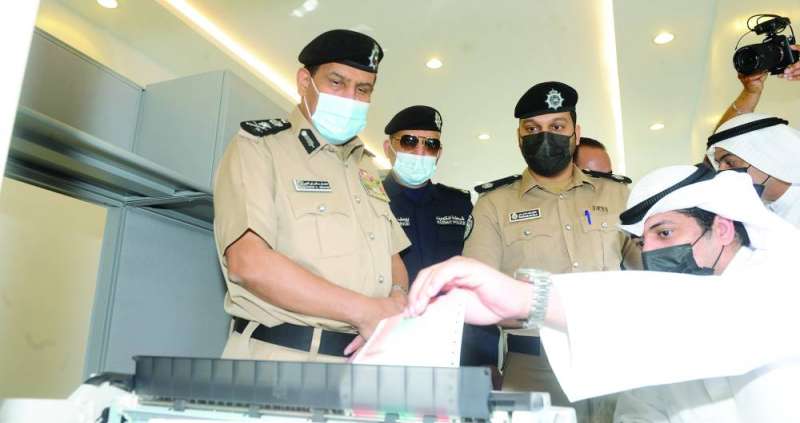 وكيل وزارة الداخلية يُشرف على إنجاز المعاملات بعد افتتاح المركز في الأحمدي أمس	 (تصوير سعود سالم)