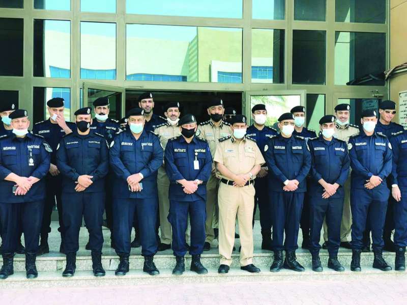 الفريق النهام وكبار الضباط في لقطة جماعية