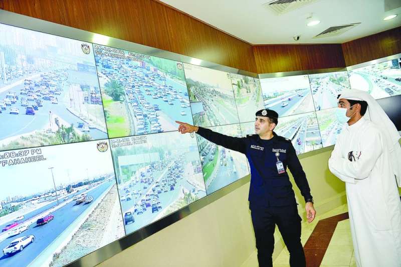 أبو حسن يشرح للزميل نايف كريم آلية عمل غرفة التحكم المرورية	 (تصوير نايف العقلة)