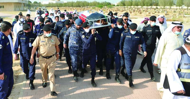 زملاء السلاح يشيعون رفيقهم