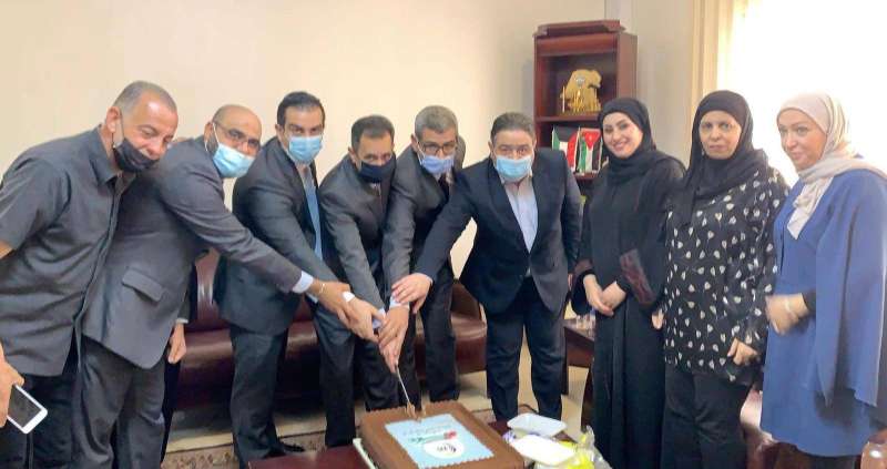السفير الأردني وأعضاء الجالية يقطعون قالب الاحتفال