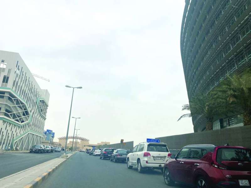 توافد العشرات لإنجاز معاملاتهم في اليوم الأول 